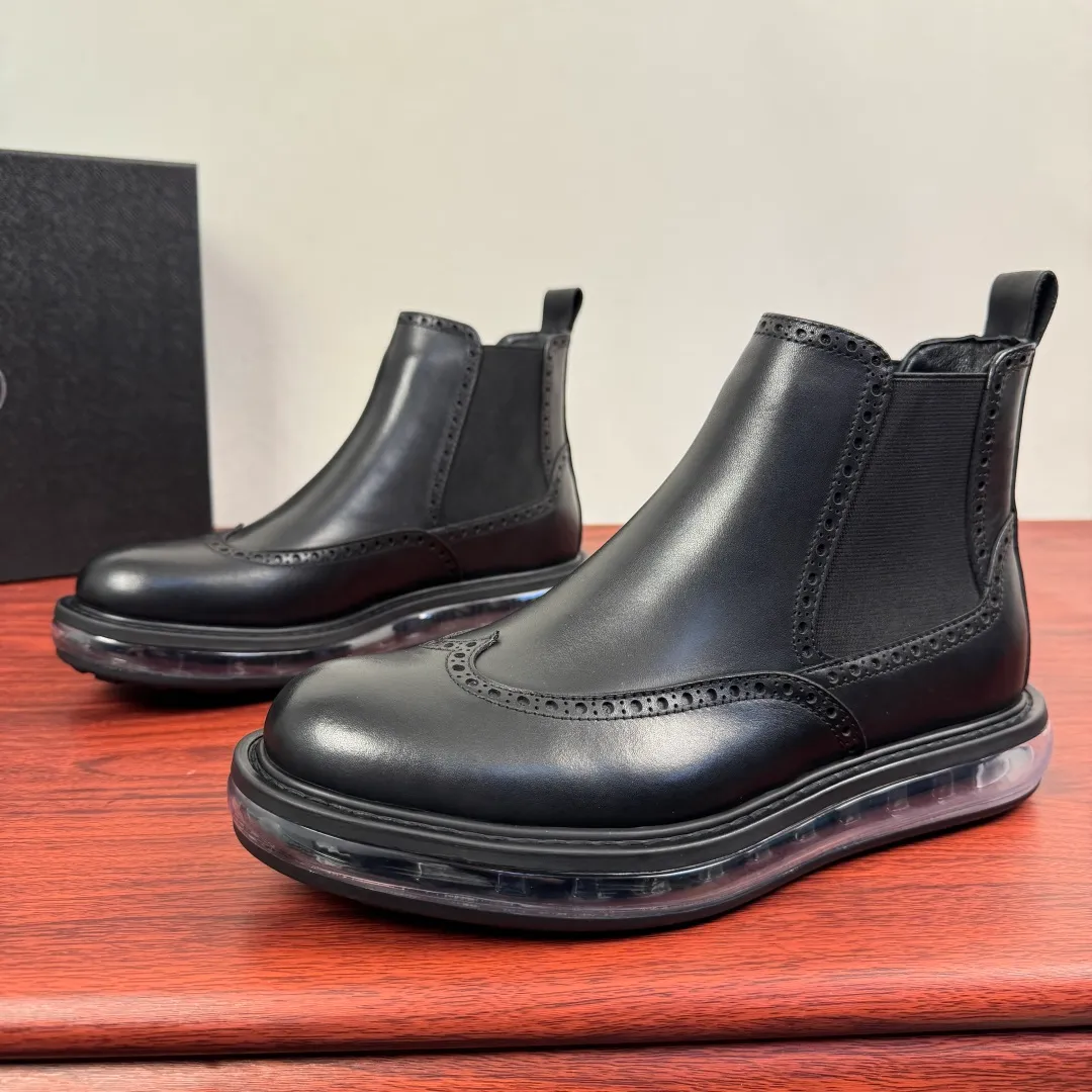 Batch 1020 Prada/Prada classic men's high-top air-cushion casual leather shoes, business formal leather shoes! Exclusive new air-cushion short boots for autumn and winter. Made in Guangdong, please pay attention to the details and pursue high quality. Italian original open-edge bead/matte calfskin styles are available. Low-key luxury, geometric tailoring, motorcycle imported from Germany, precision stitching, simple glossy classic European and American style, clear water chestnuts, brogue carving process, elastic band at the shoe opening, easy to put on and take off, standard formal wear, full calfskin lining, unique gold label foot pad from P family, heel webbing lift, stable and comfortable upper foot, original ultra-soft air cushion outsole, silver label PRADA letter logo decoration on the heel, rubber bottom wrapping, high comfort, excellent anti-slip performance, stitching technology Does not take off the sole, more durable, 3.5CM thick sole, more adaptable, can enter and exit various occasions, fine workmanship, clear edges and corners of the shoe shape, perfect as a work of art, quality assurance, complete package! Size: 38-39-40-41-42-43-44 Leather shoe size Item number: 2TG245 cowhide
